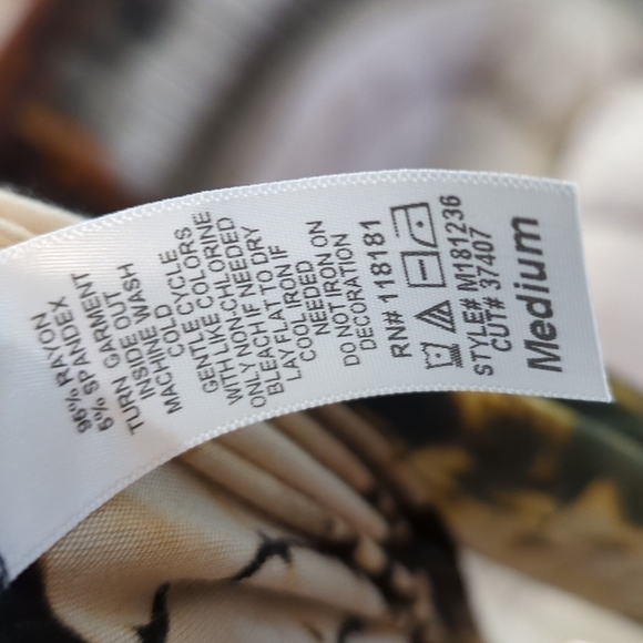 𝅺SZ M gorgeous tie-dye colors, long sleeve super soft with lace panel on back - Picture 7 of 7